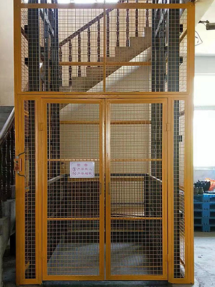 導軌式液壓升降貨梯安裝現場